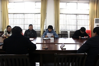 李迎春为机关第四党支部上党课